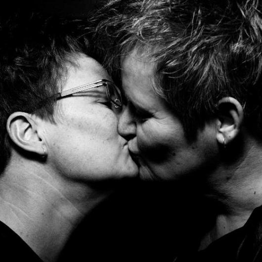 Greetje Timmer en Annette Geluk kussen elkaar